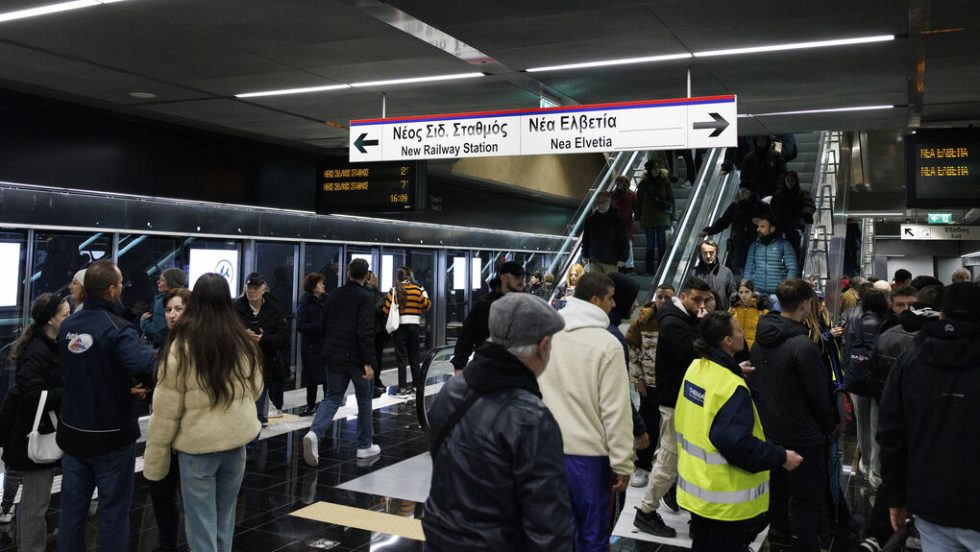 Επιβάτες στην αποβάθρα την ημέρα των πανηγυρικών (από την κυβέρνηση) εγκαινίων του Μετρό της Θεσσαλονίκης